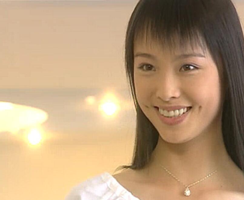 因出演2002年电视剧《 a target="_blank" href="/item/水晶之恋