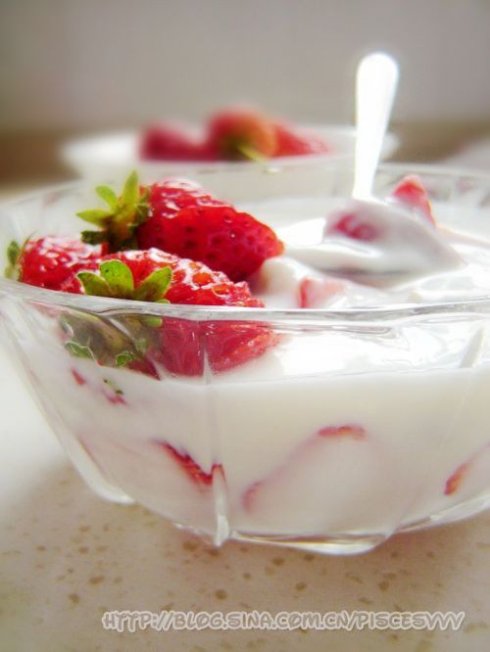  p>草莓大果粒酸奶是一款以酸奶和草莓制作而成的美味饮品. /p>