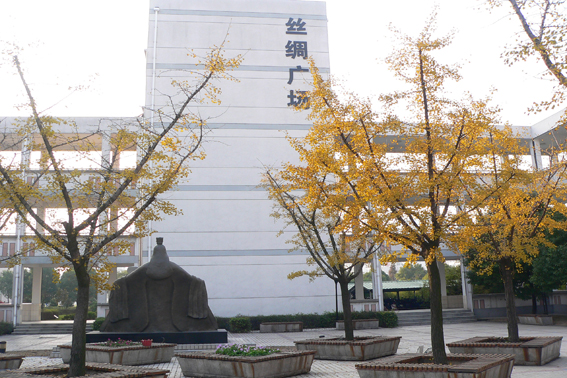  p>苏州丝绸中等专业学校创办于1981年,其前身为1935年创办的初级丝绸