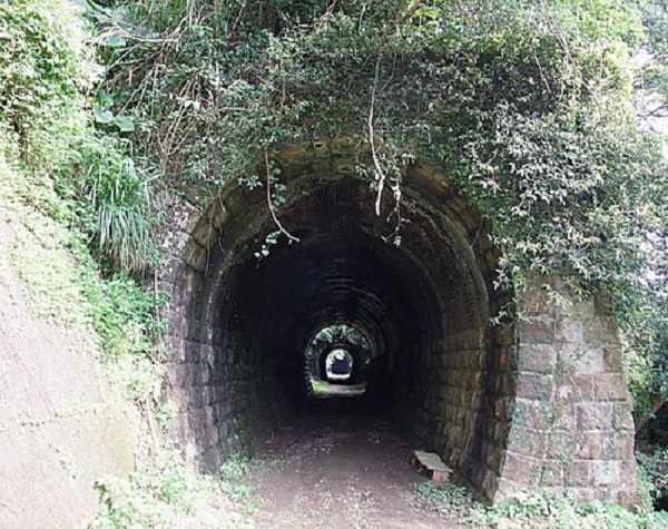  p>对抽出式通风矿井来说,风硐通常是指矿井回风井和主要通风机之间的