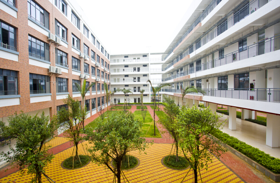  p>深圳市第七高级中学毗邻深圳著名旅游观光胜地海上田园风景区,是由