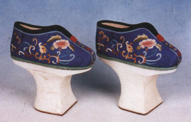 鞋,又称旗鞋,是清朝时 a target="_blank" href="/item/满族/124159"