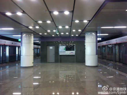 地铁14号线 /a>的一座车站,位于北京市朝阳区阜通西大街与广顺北大街