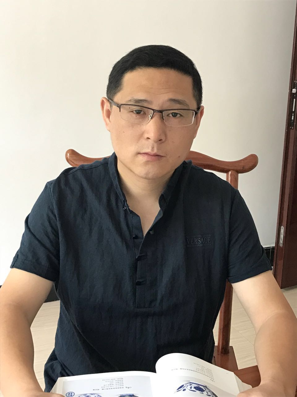  p data-id="gnyttjk1dh">于君,男,江西景德镇职业瓷人,陶瓷美术师