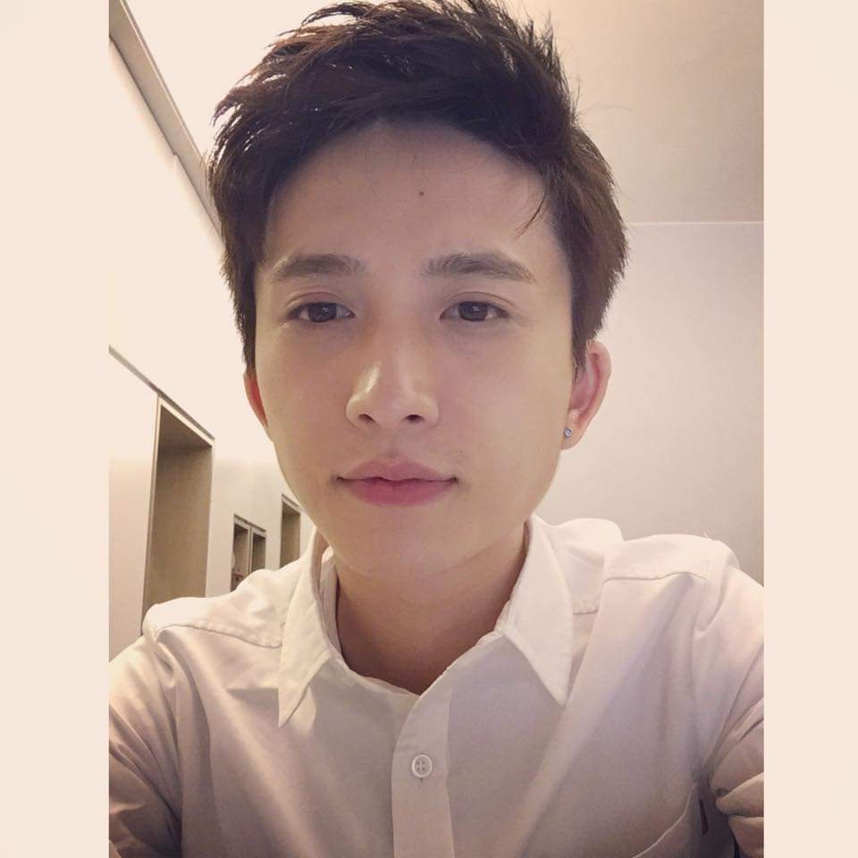  p>邱锋泽,男,新加坡创作歌手,英文名kenny,因为喜欢音乐,经会作曲的