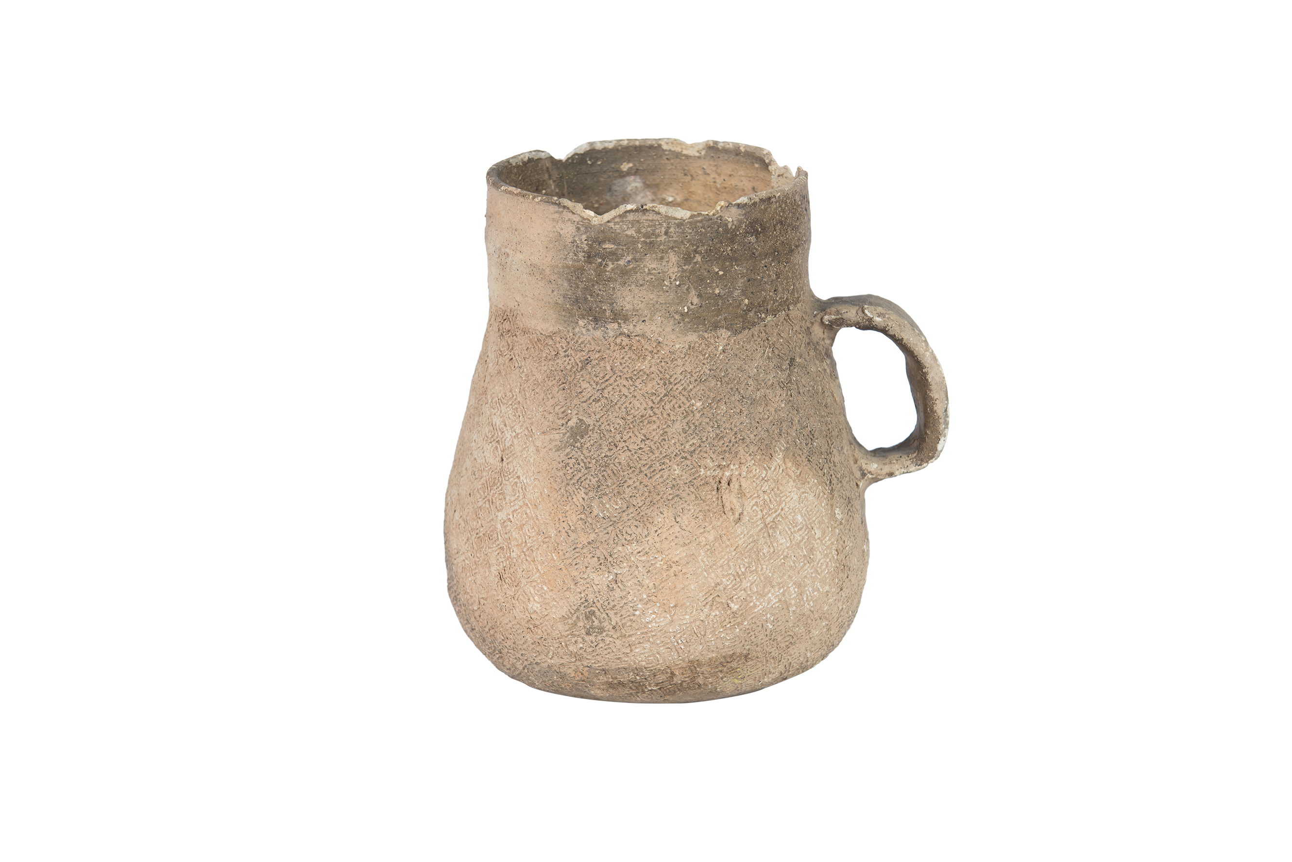  p>此展品为商代文物.泥质灰陶,直口,腹部饰有把手,并拍印云雷纹.