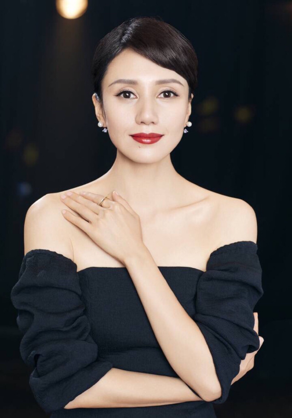  p>袁泉,1977年10月16日出生于湖北省荆州市,中国内地影视女演员,歌手