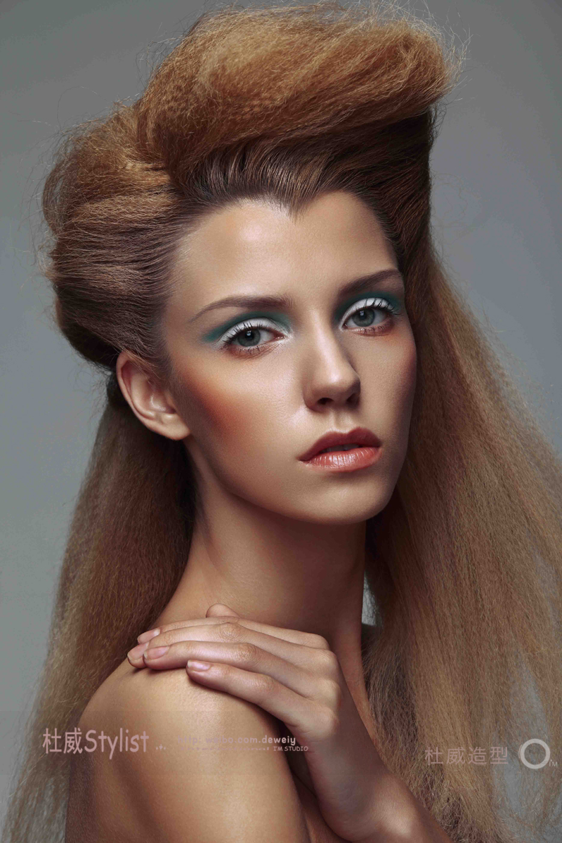 担任众多一线明星艺人御用造型师,个人代表中国先后赴 a target=