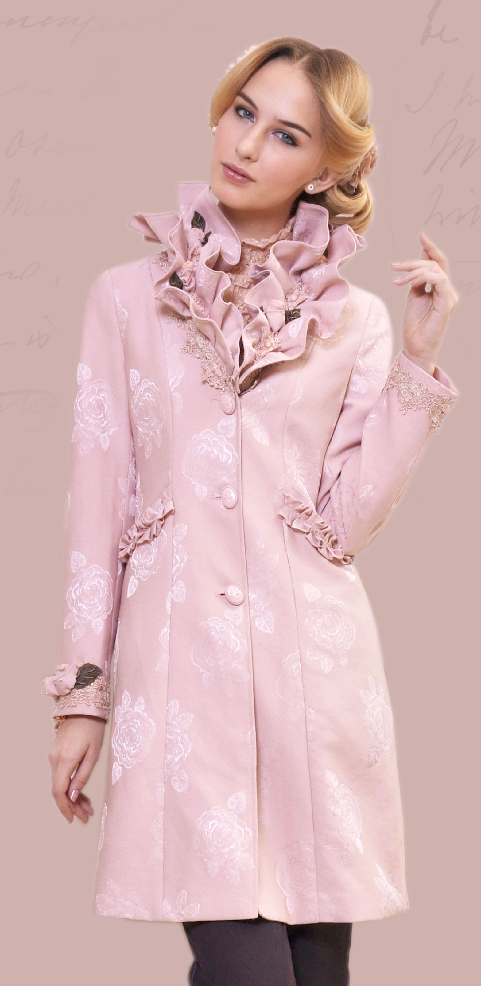 早在18世纪的欧陆宫廷中贵族们的着装就已经呈现出华贵浪漫,优雅精致