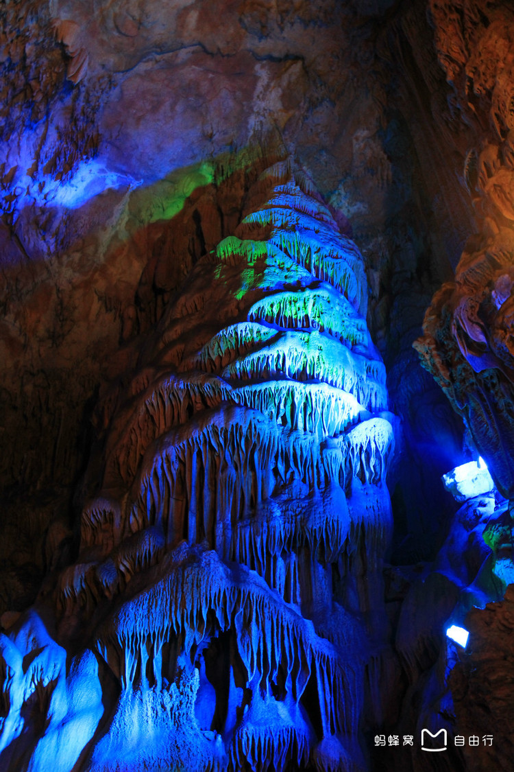  p>芦笛岩位于桂林市西北郊,距市中心 5 公里,是一个以游览 a target=