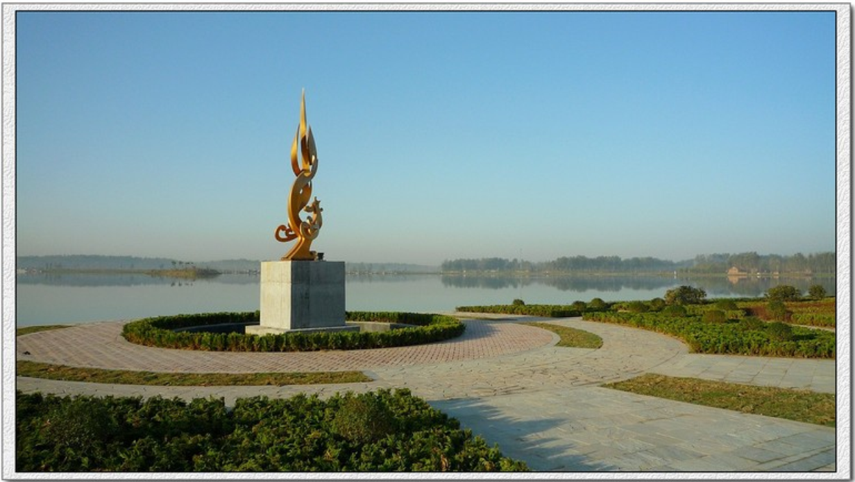  p data-id="gnwhf2qjkf">文亭湖,原名城湖,位于山东省成武县,因环抱