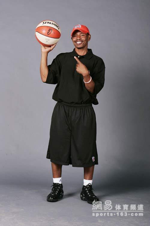 p>蒂尼·博格斯(tyrone bogues),全名tyrone curtis bogues,又称 a