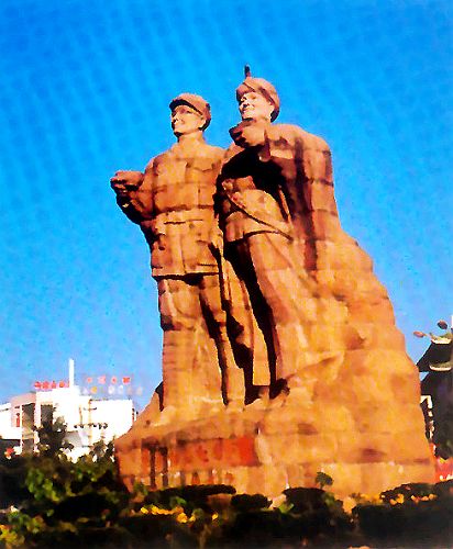  p data-id="gnwhlmpiyz">彝海结盟纪念碑是一座大型的彝海结盟塑像