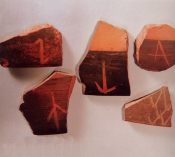  p>半坡陶器刻划符号,是位于新石器时代的碑刻书法. /p>