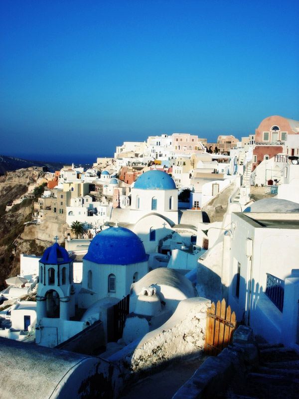  p>爱琴海是希腊半岛东部的一个蓝色系海洋,南抵克里特岛,属地中海的