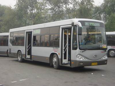  p>bk6111d3俗称"灰耗子","大灰狼",属于单节城市客车,车身长11米.