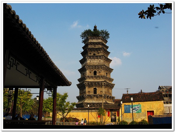 data-lemmaid="211125">六安市 /a>素有"双塔摩青"美誉的两座千年古塔