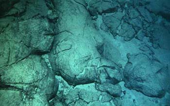  p>枕状熔岩呈椭球状,并叠加在一起.