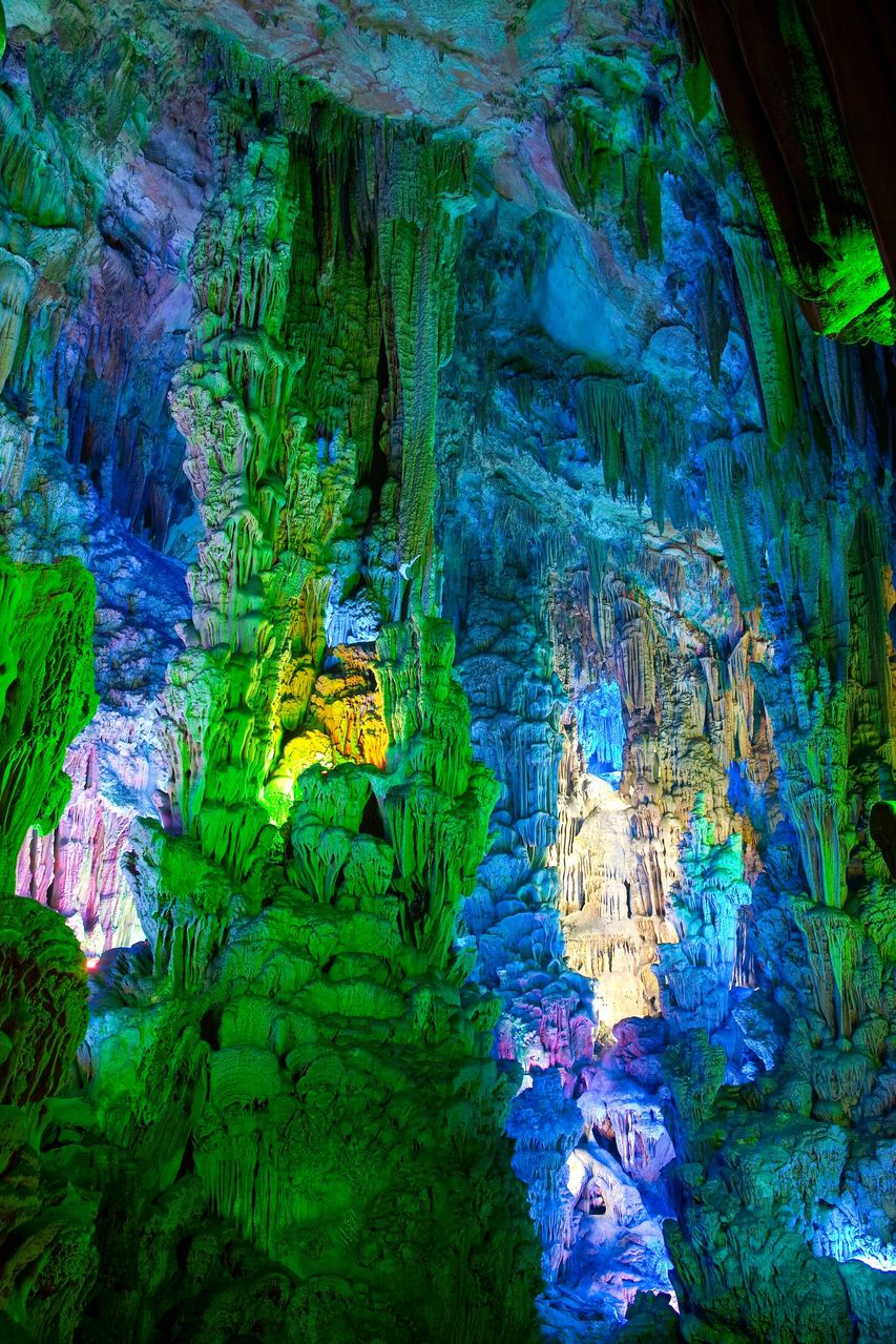  p>芦笛岩位于桂林市西北郊,距市中心 5 公里,是一个以游览 a target=