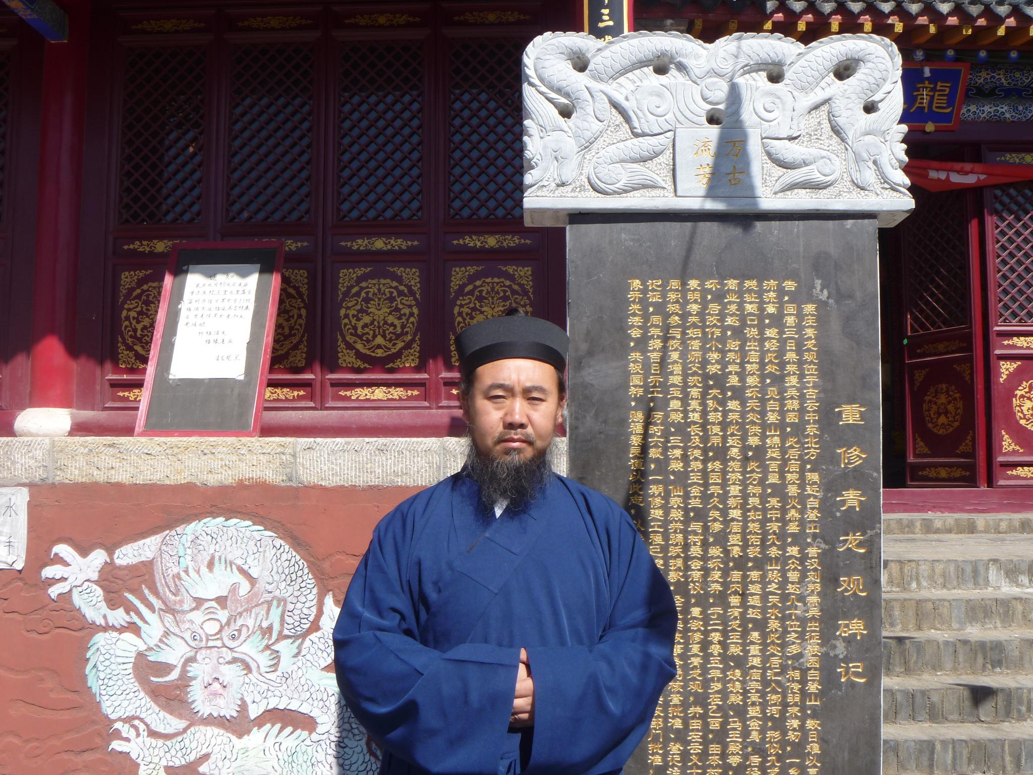 道号法明子,祖辈世代信奉道教,六岁起拜认师父(姑姑)学习道教一些道法