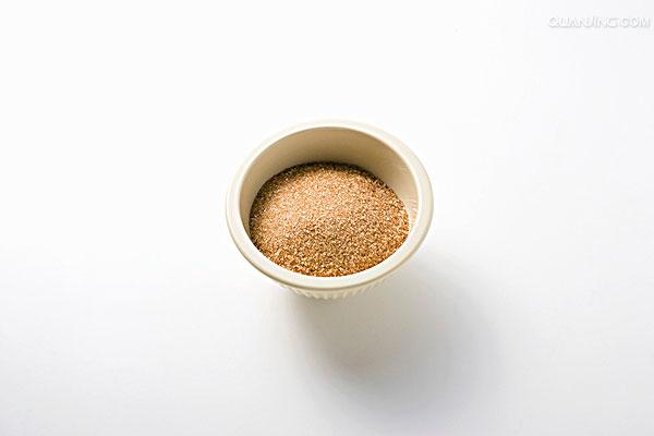  p>红糖(brown sugar)指带蜜的 a target="_blank" href="/item/甘蔗