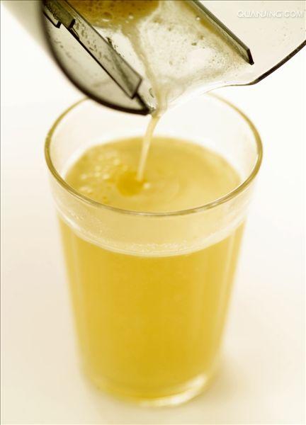  p>鲜榨苹果汁是一款鲜榨果汁,主要制作材料为新鲜 a href="#" data