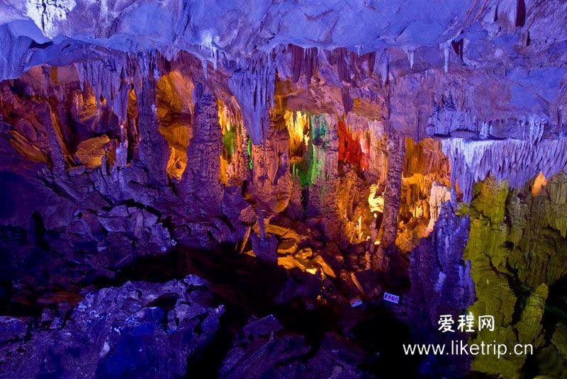  p>纳灵洞旅游景区位于凌云县城郊,距凌云县城约1公里,属典型的喀斯特