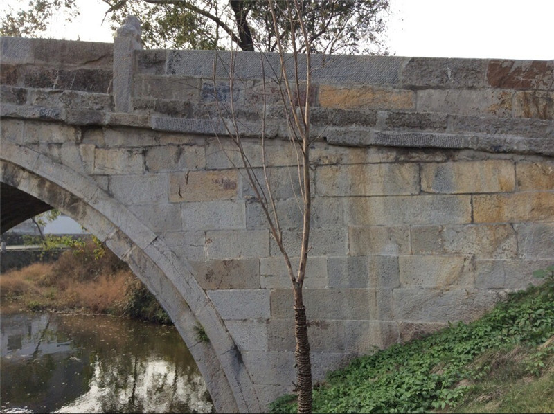 位于中国江苏省南京市江宁区横溪街道踊跃社区油坊桥村东南,为纵联