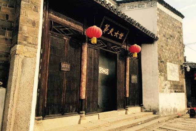  /p> p>清代建筑,主体建筑坐北朝南,大门朝东.