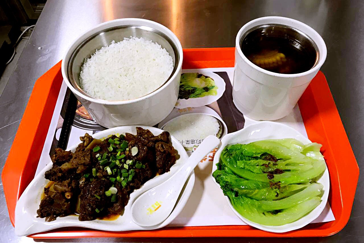  p>原盅蒸饭是一道特色粤菜,主料是茶叶,开水,米,该道菜主要是通过将