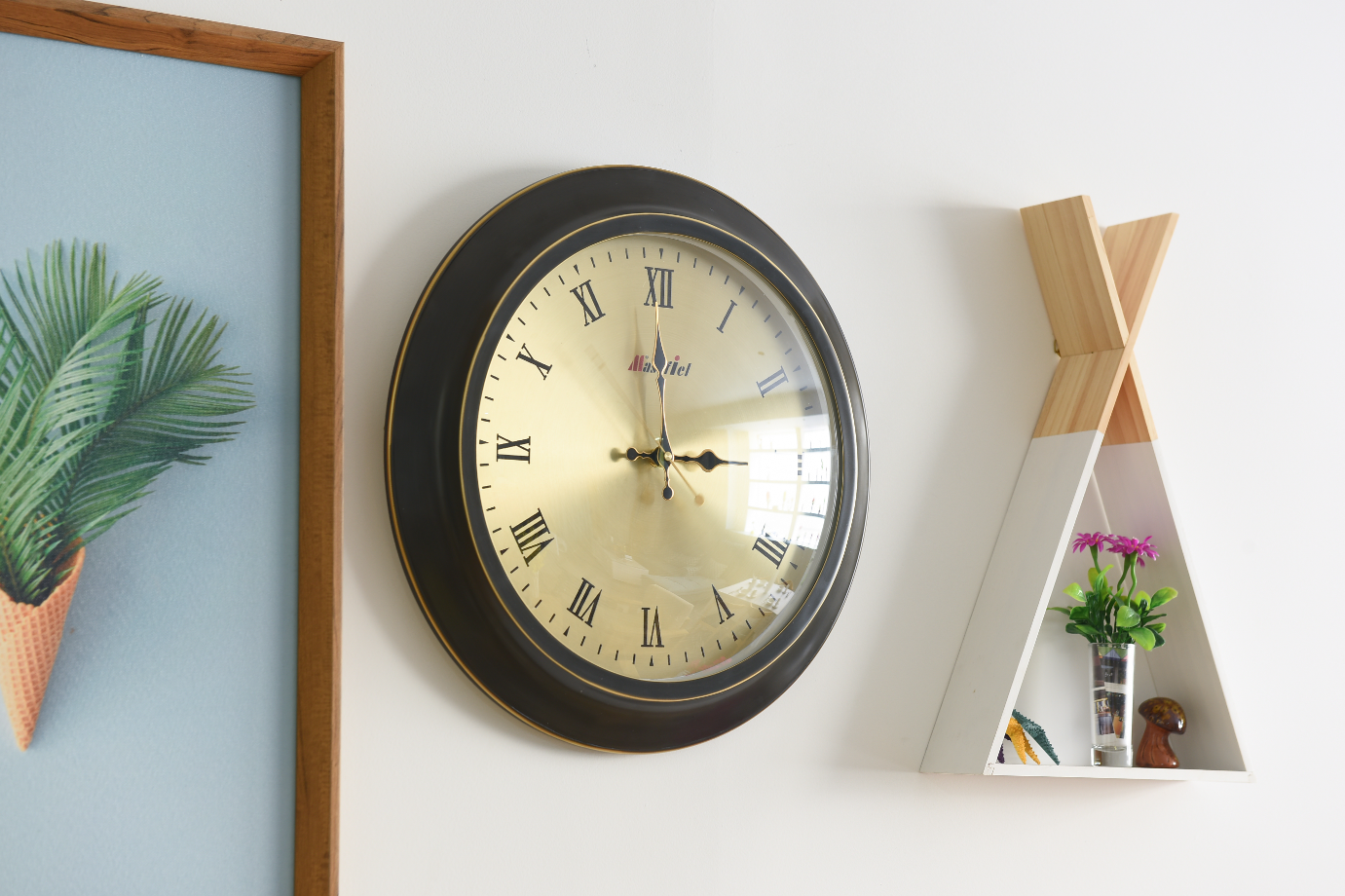 设计及销售;钟表,台灯,家居饰品的研发及销售;智能门锁,摄像机,开