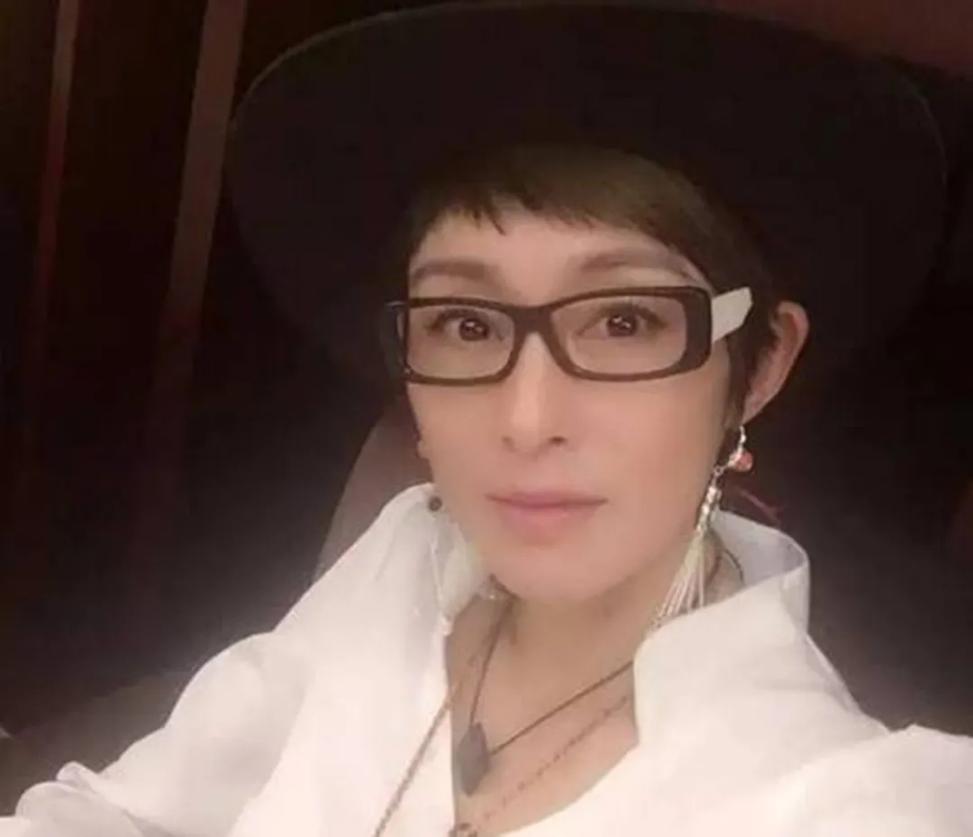 52岁港片女神张敏，一组美艳旧照火了，其实她现在长这样_百科TA说