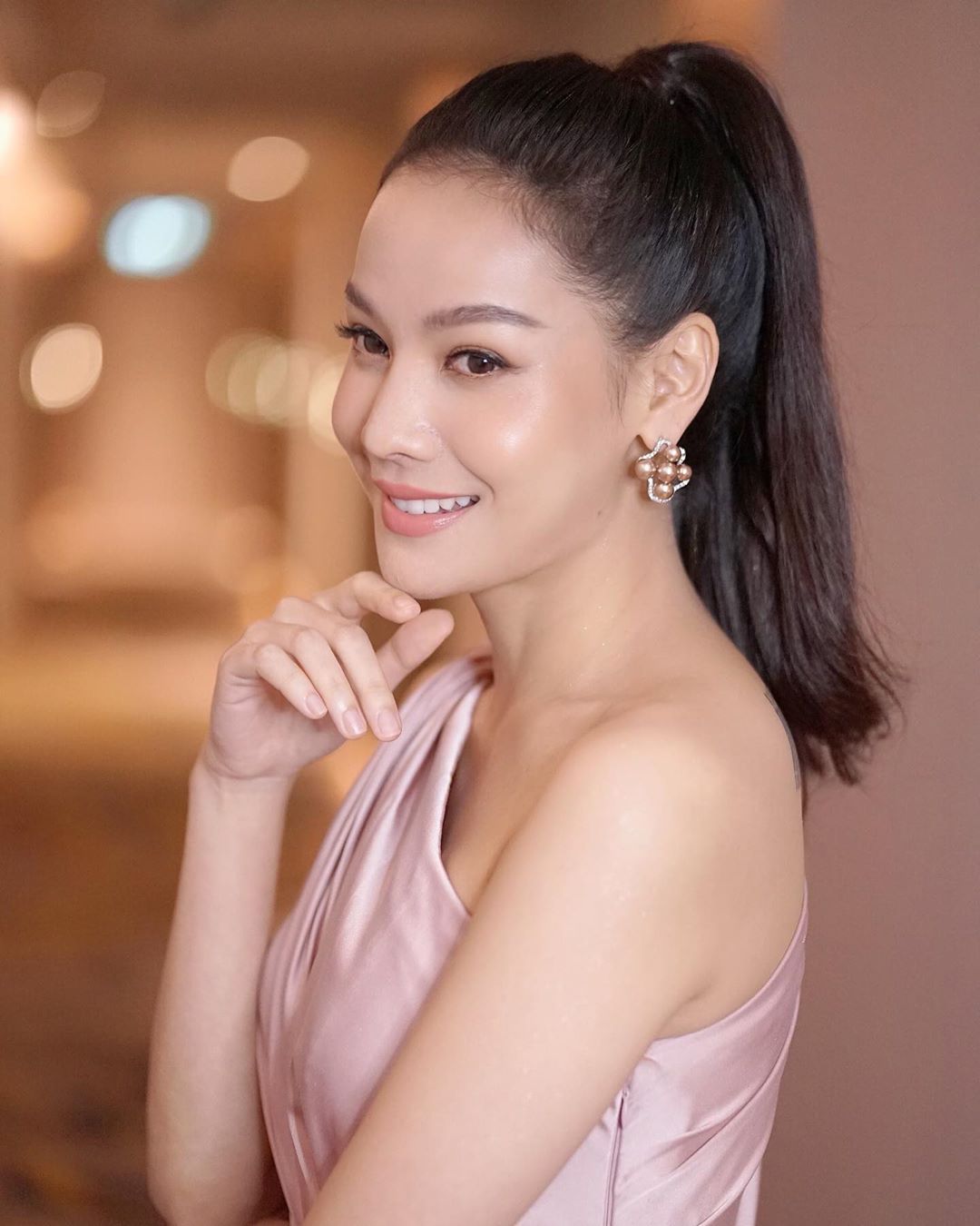 1985年12月8日出生于泰国曼谷,泰国七台旗下女 a target="_blank"