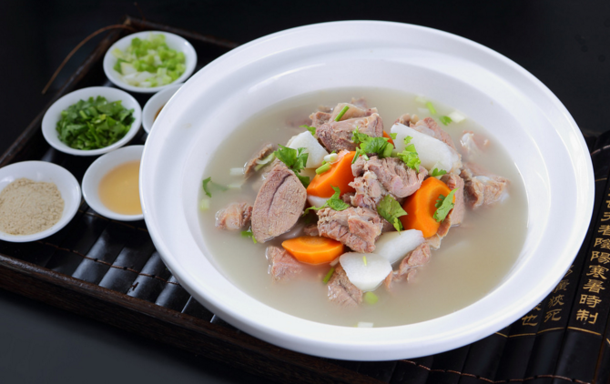  p>清炖羊肉骨头汤是一道家常菜,制作原料主要有羊后腿骨肉,生姜,红