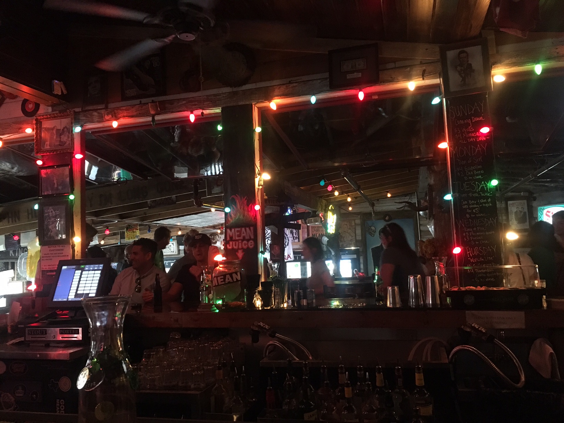  p>奥斯汀酒吧是一家酒吧,位于温州乐清市柳青南路658号. /p>