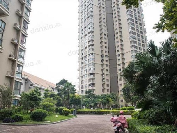 该项目位于海沧兴港路旁,毗邻海沧内湖,市政广场,是禹洲·华侨海景城