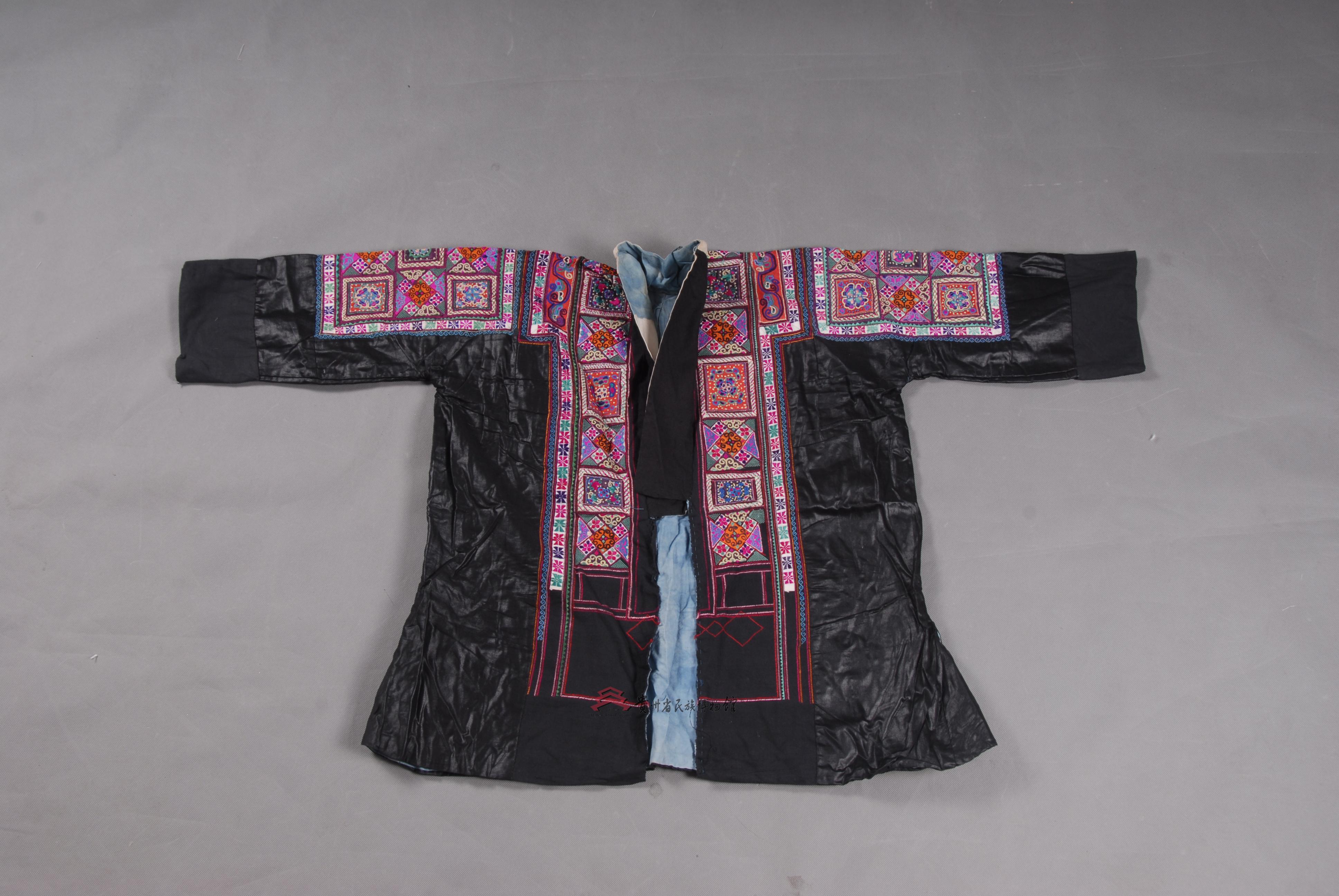 当代贵定苗族亮布辫绣卷草纹对襟女上衣