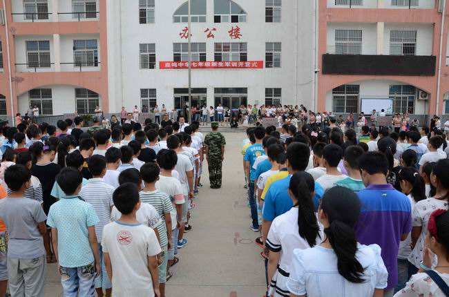  p>鹿鸣中学位于河南省鹤壁市淇滨卫河路,占地面积70亩,总建筑面积1.