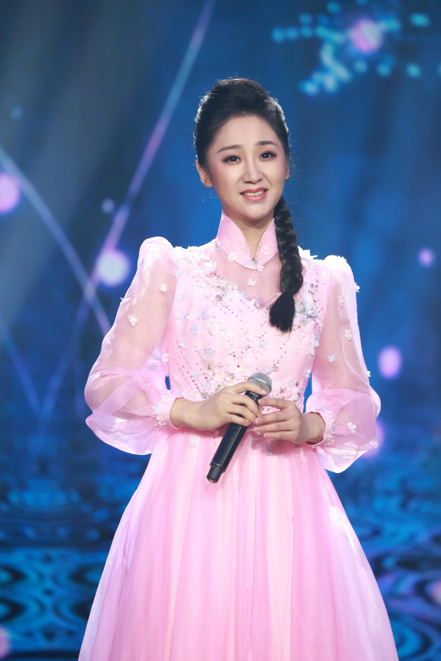 女,青年歌手,本科毕业于 a target="_blank" href="/item/四川音乐