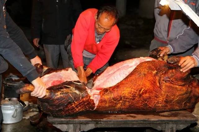  p>保山大烧,即火烧全猪,又叫烤肉,是 a target="_blank" href="/item