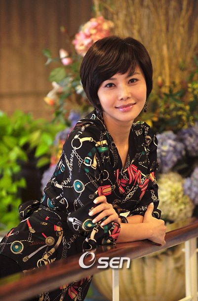  p>秋相美,1973年5月9日出生于韩国首尔,韩国女演员,导演,主持人,毕业