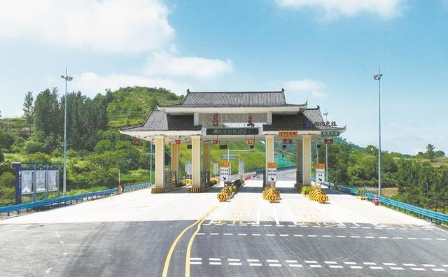 又称"武大高速",是中国湖北省境内连接武汉市黄陂区和孝感市大悟县的