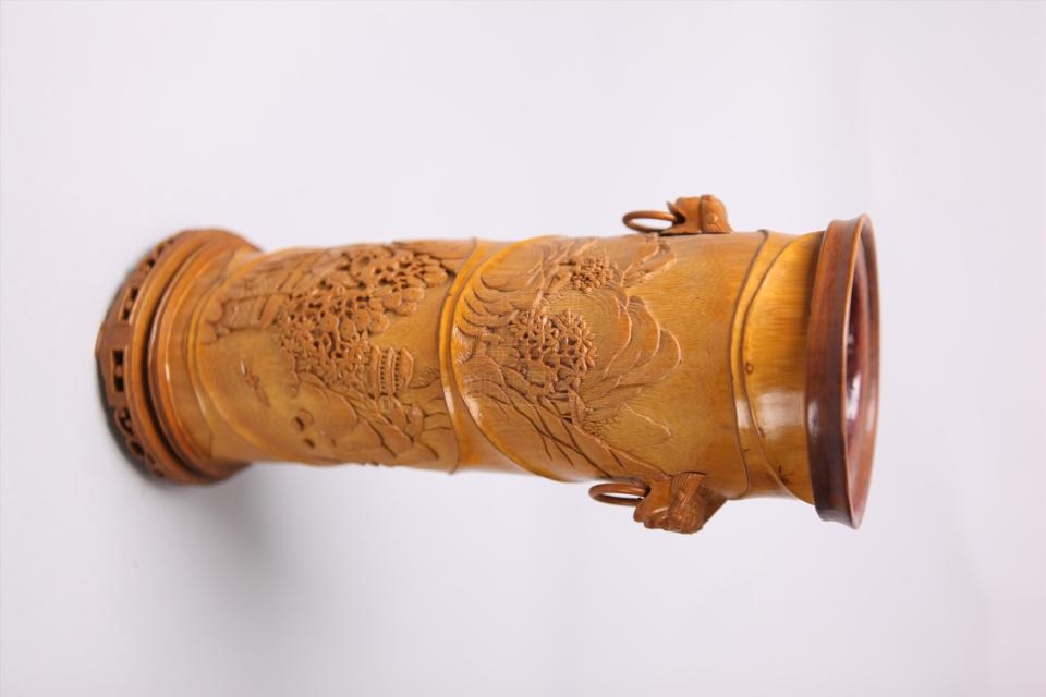 现代竹雕山水双兽耳花瓶