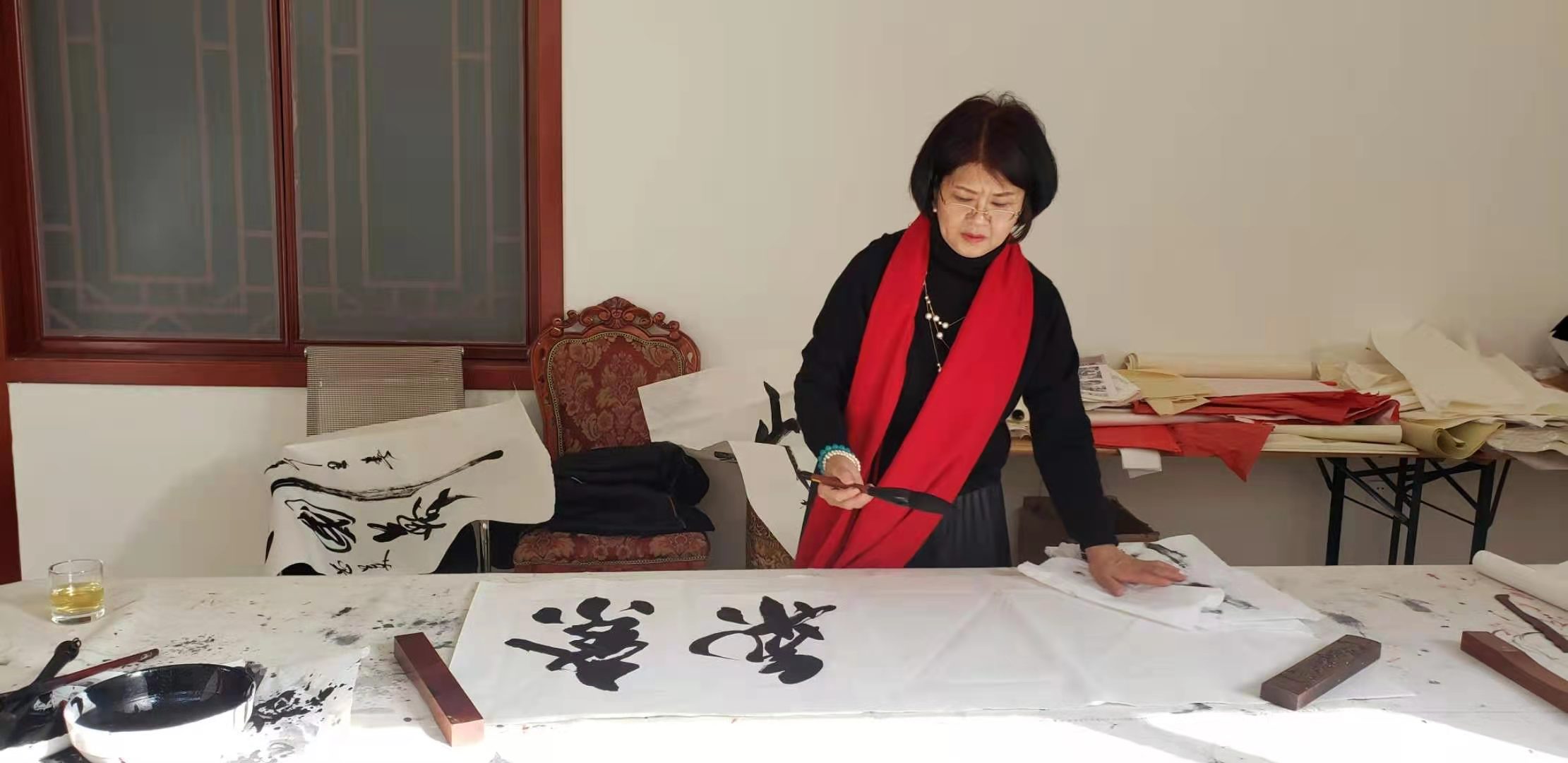  p data-id="gnb9iyvwru">吴忠美,女,一级书法师, span class="ref"