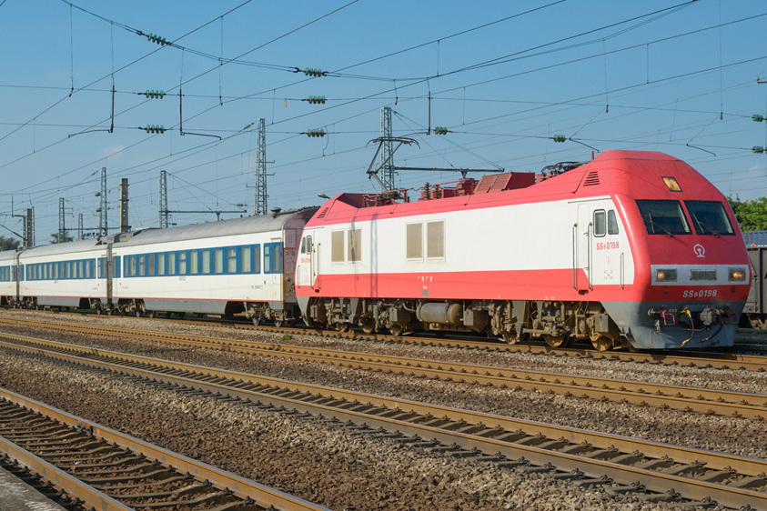  p>客运列车又称旅客列车,是指专门装载并运输旅客的火车,区别于货运