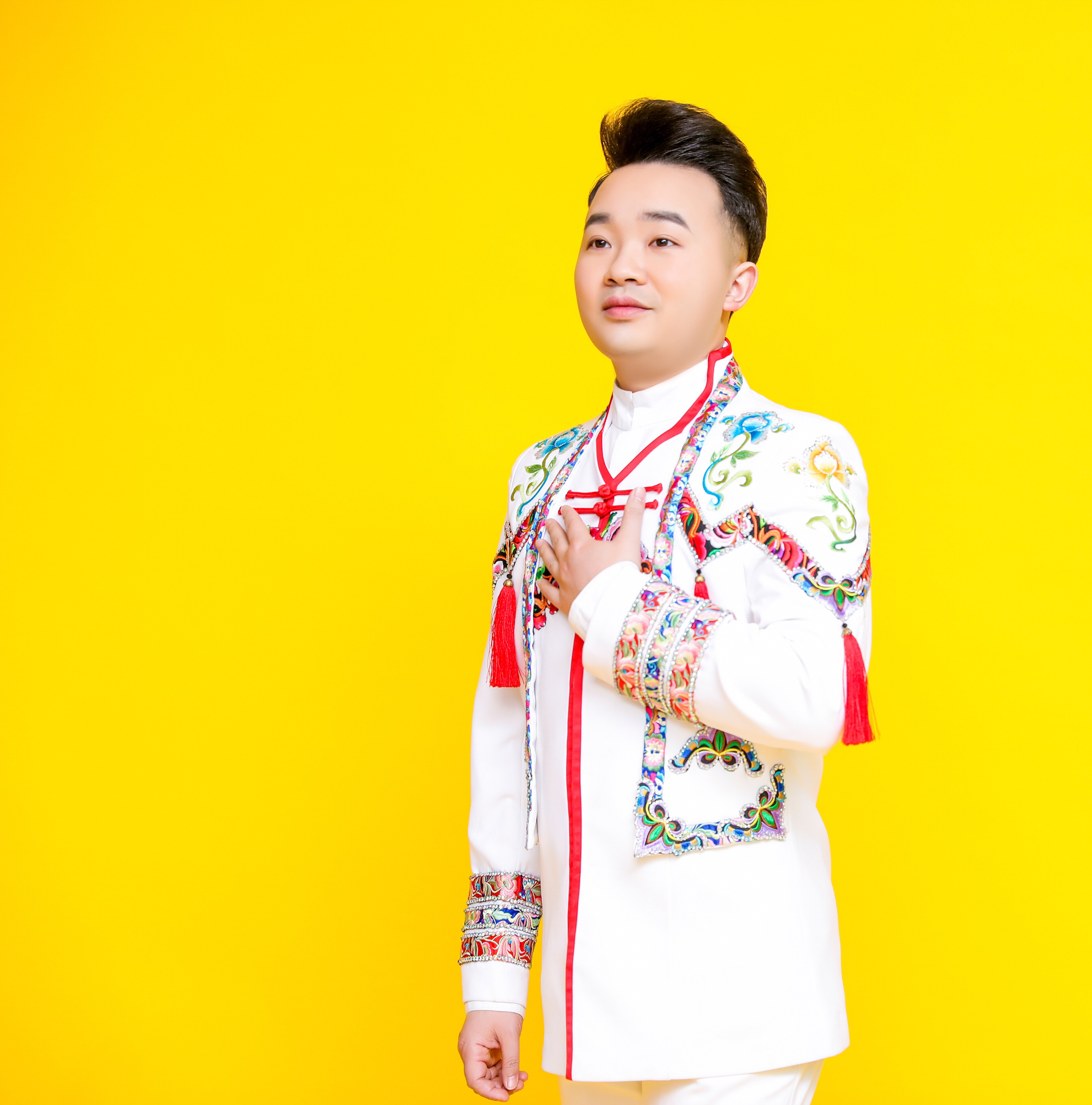 陈朝刚,中国内地青年民族男高音歌唱演员,<