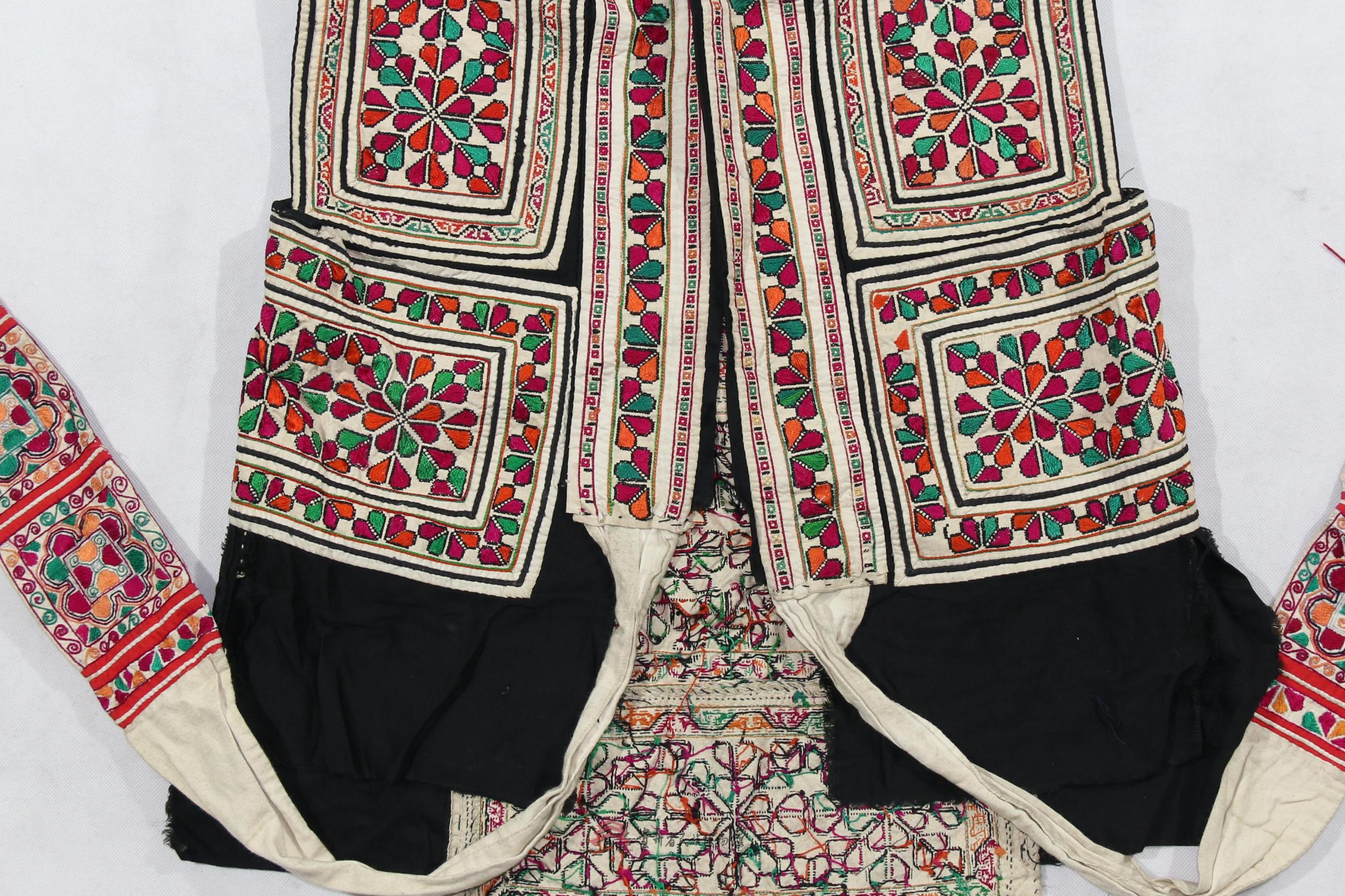 当代贵阳乌当苗族青布平绣花纹流苏马甲