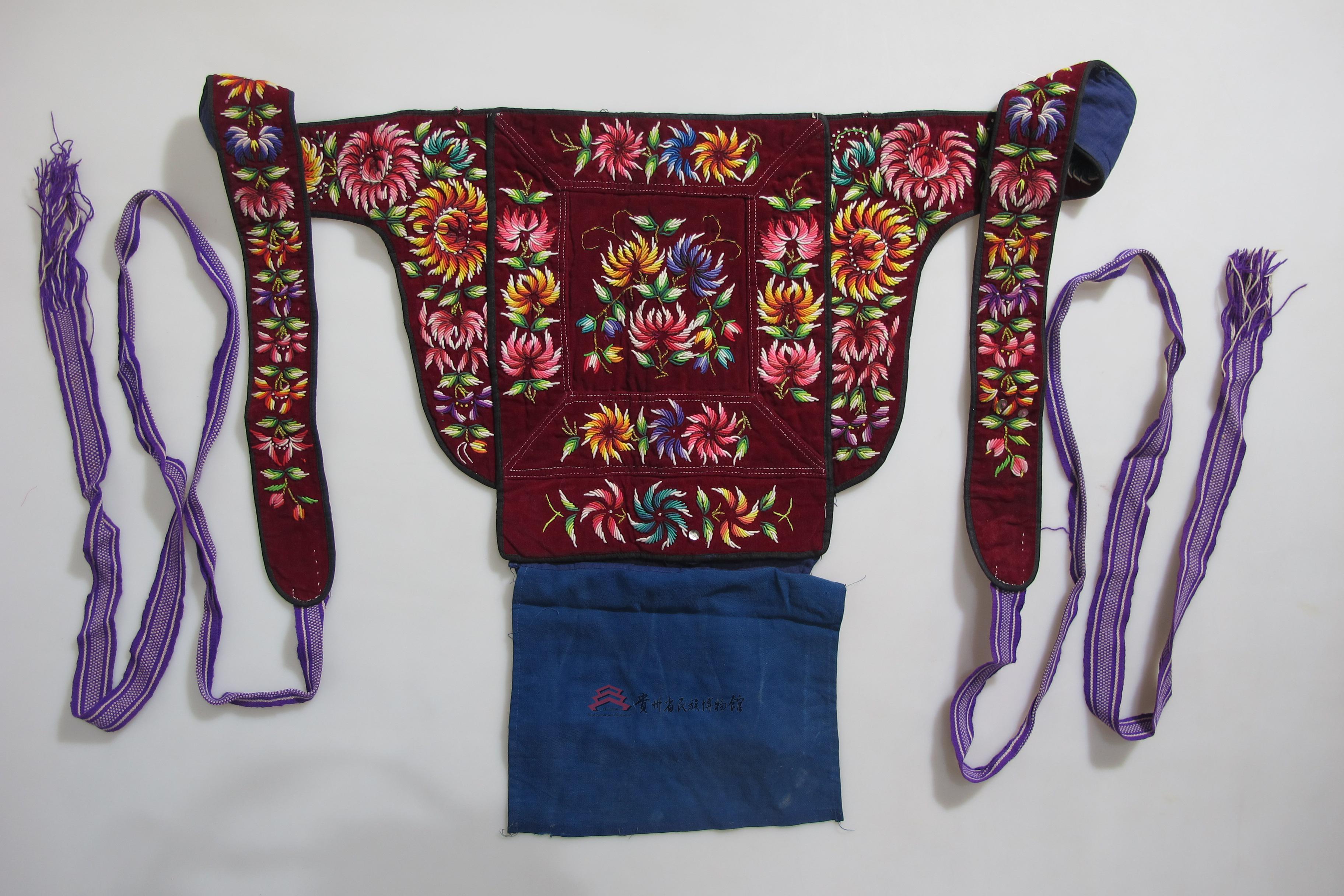 苗族缠绣花纹红绒背扇