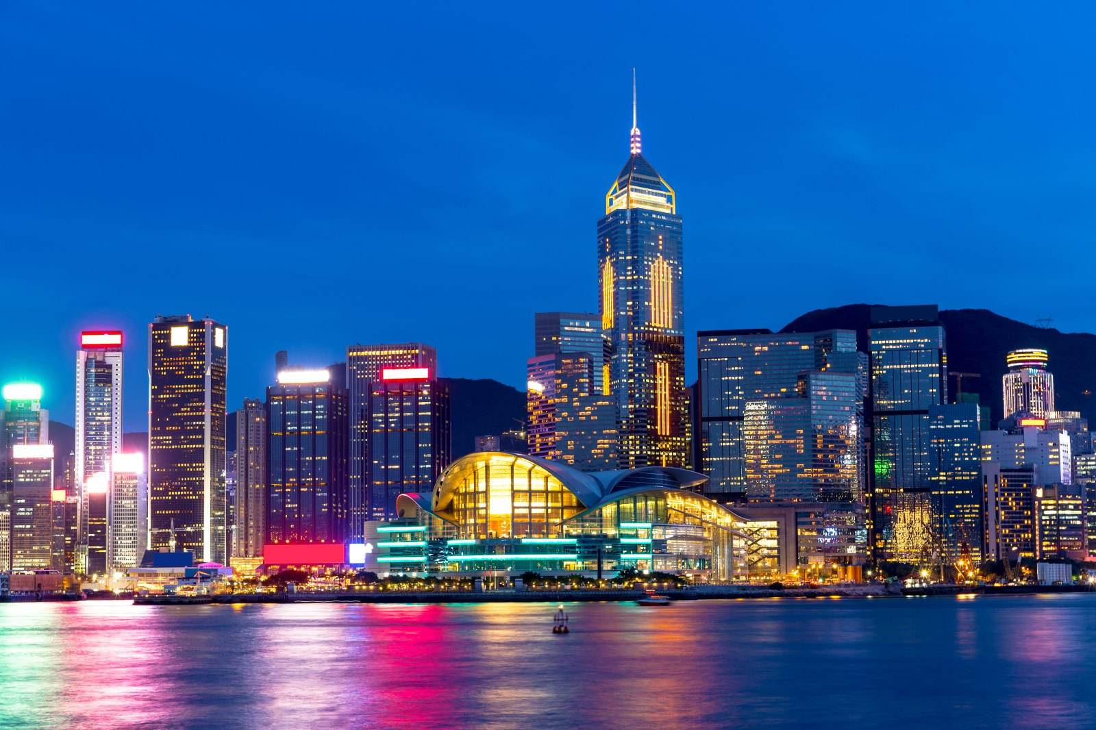  p>维多利亚港(英语:victoria harbour)简称维港,是位于 a target="