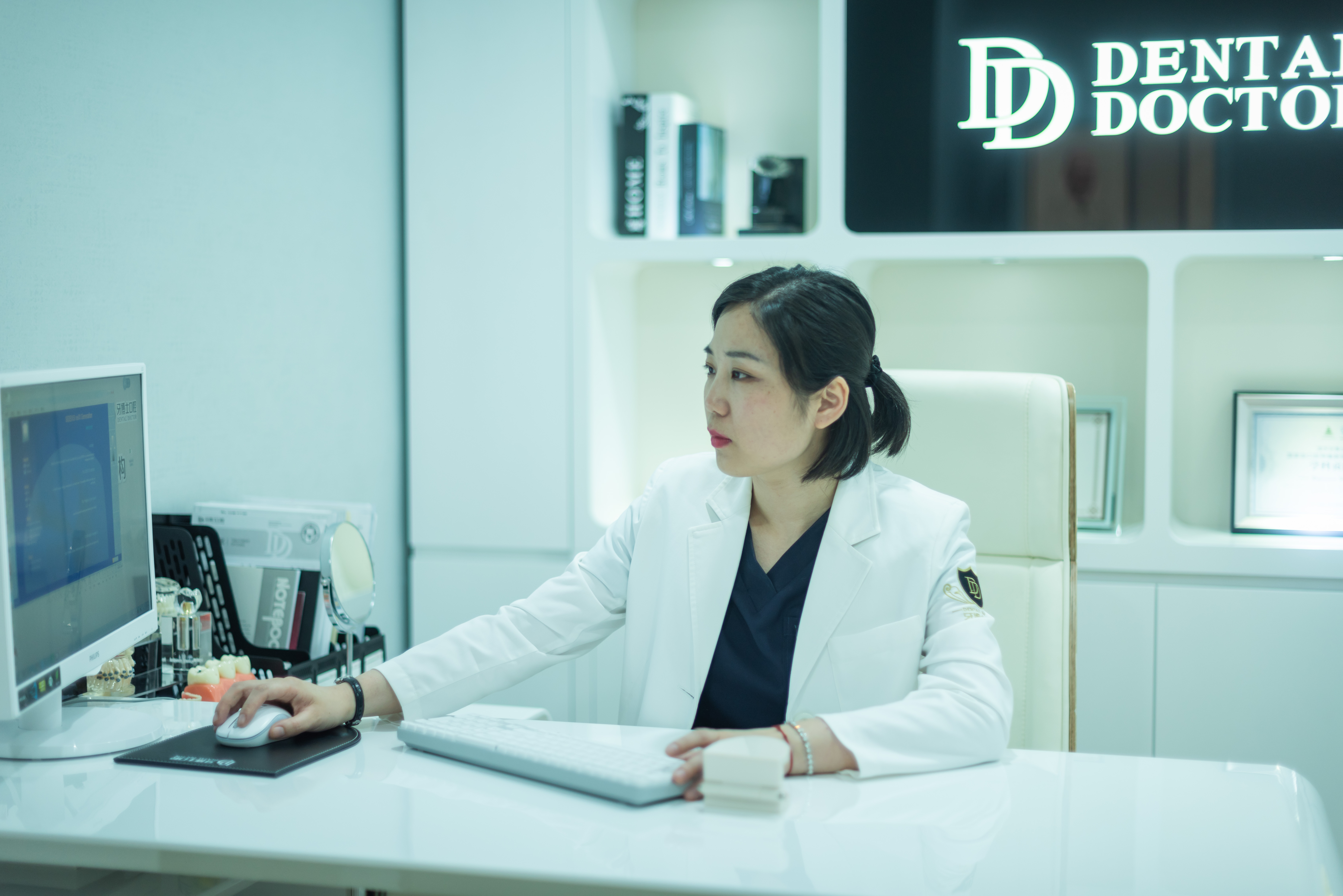  p data-id="gn53wlpbkn">王龙凤,女,牙博士集团南京新街口口腔门诊部